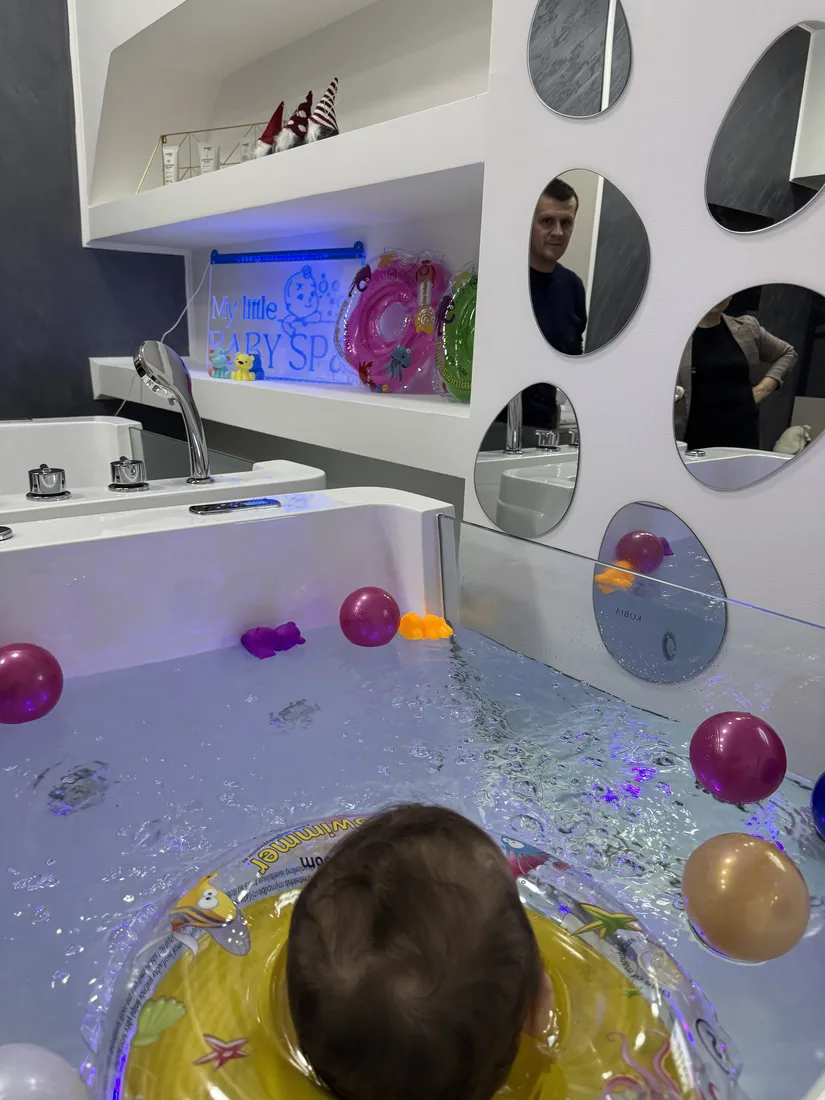 Beba na prvom plivanju u toploj filtriranoj vodi tokom baby spa tretmana u Pančevu