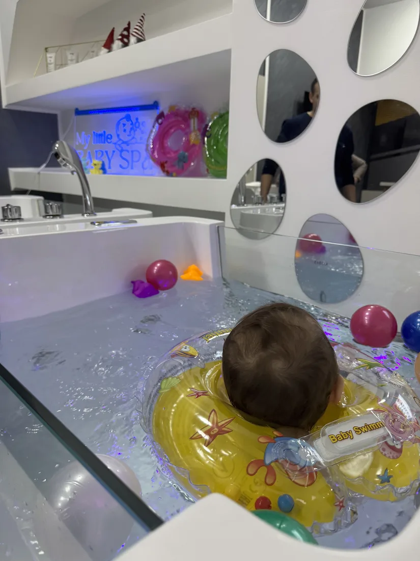 Beba bez težine lebdi u toploj vodi sa Mambobaby okovratnikom — baby spa Pančevo