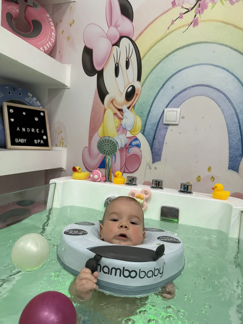 Opuštanje vrata bebe u toploj vodi i podsticanje simetrije pokreta — baby spa Pančevo