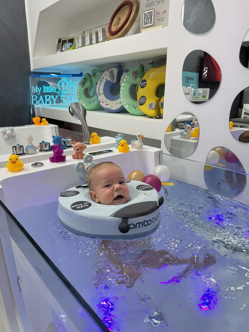 Beba se igra igračkama u toploj filtriranoj kadici — baby spa Pančevo