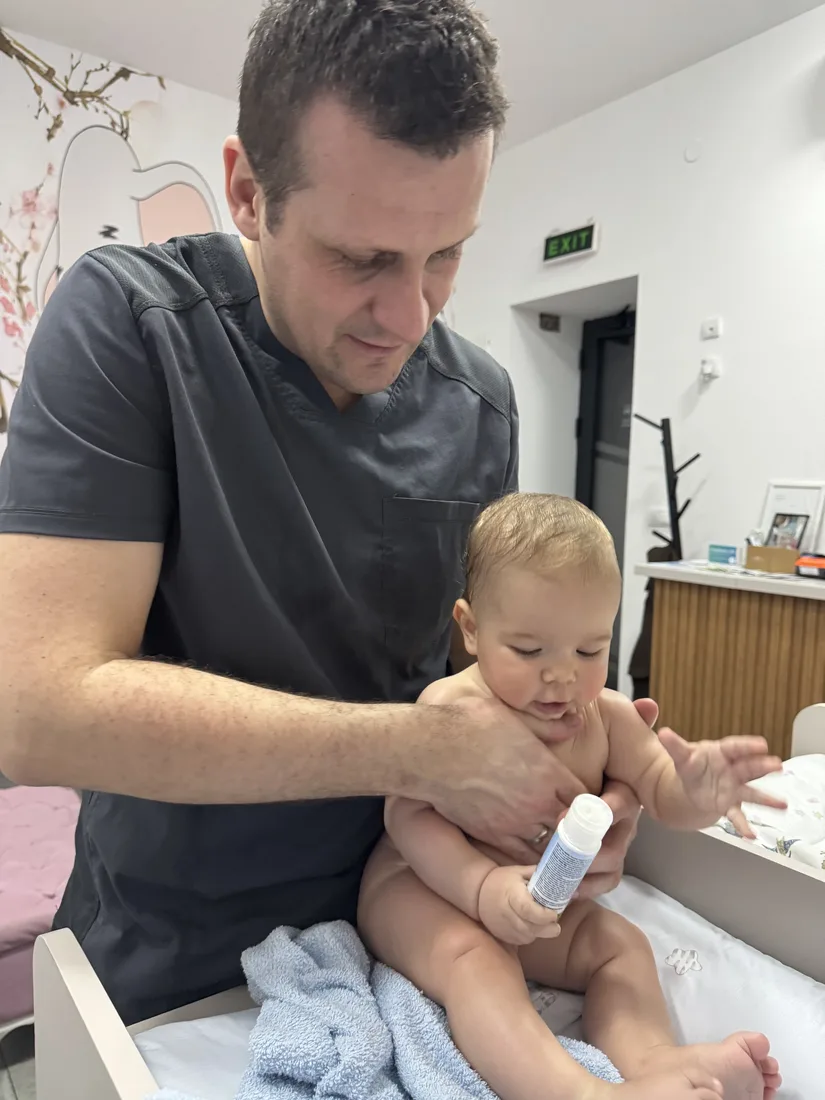 Beba istražuje čulima u vodi i stimuliše nervni sistem — baby spa Pančevo