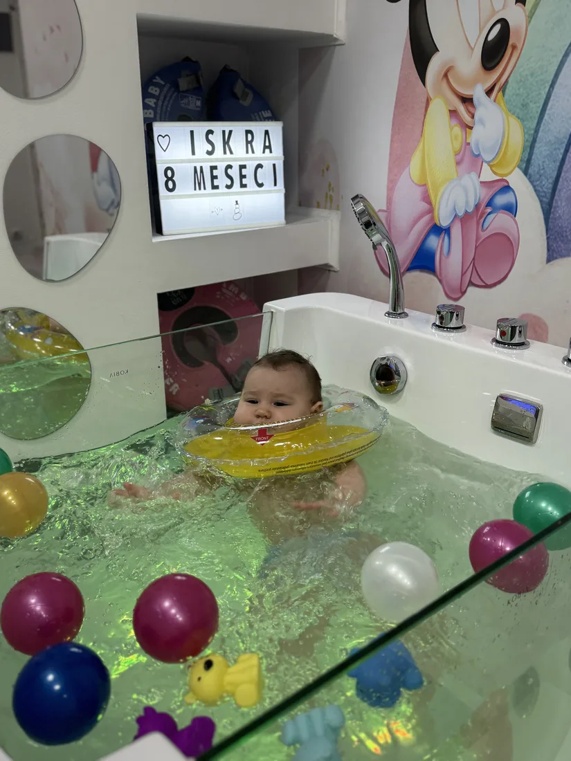 Topla voda i hidromasaža umiruju grčeve i kolike bebe — baby spa Pančevo
