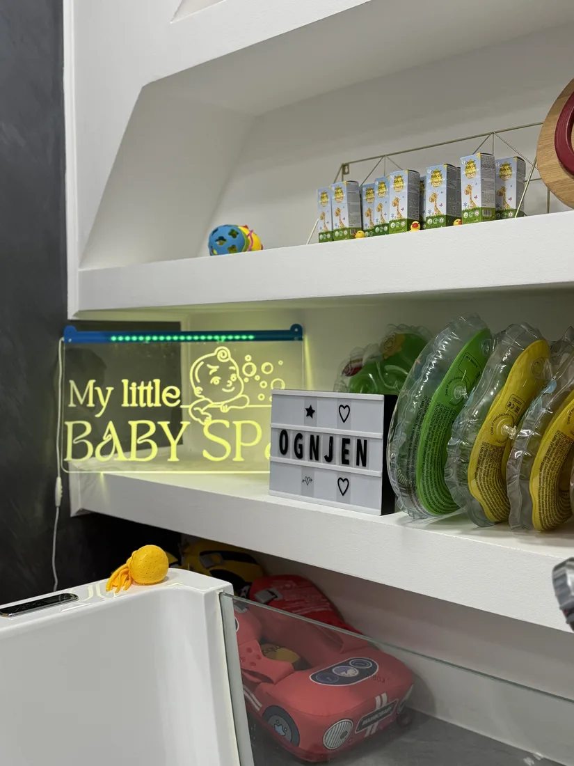 Mirna beba Staša uživa tokom baby spa tretmana u Pančevu