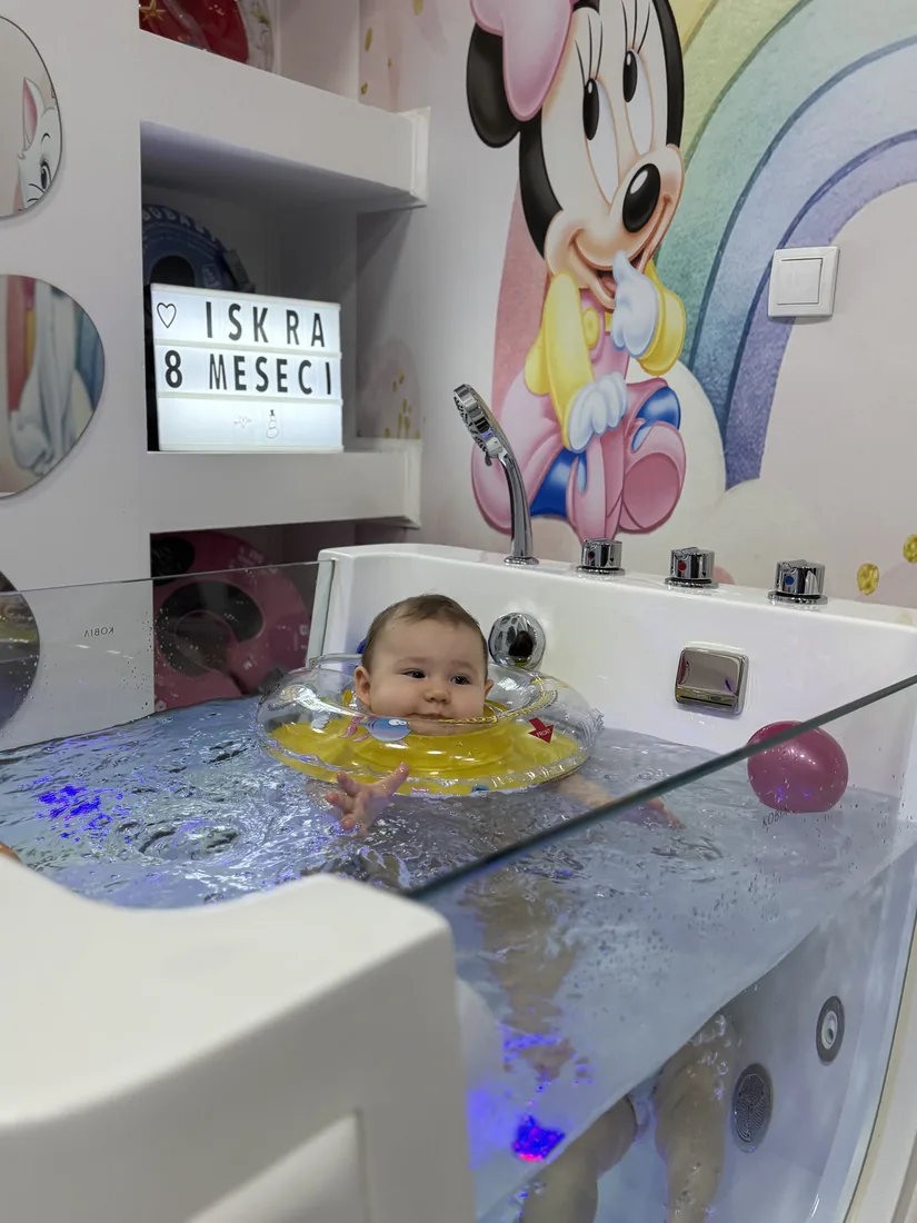 Beba pravi talase pokretom i razvija ravnotežu i koordinaciju — baby spa Pančevo
