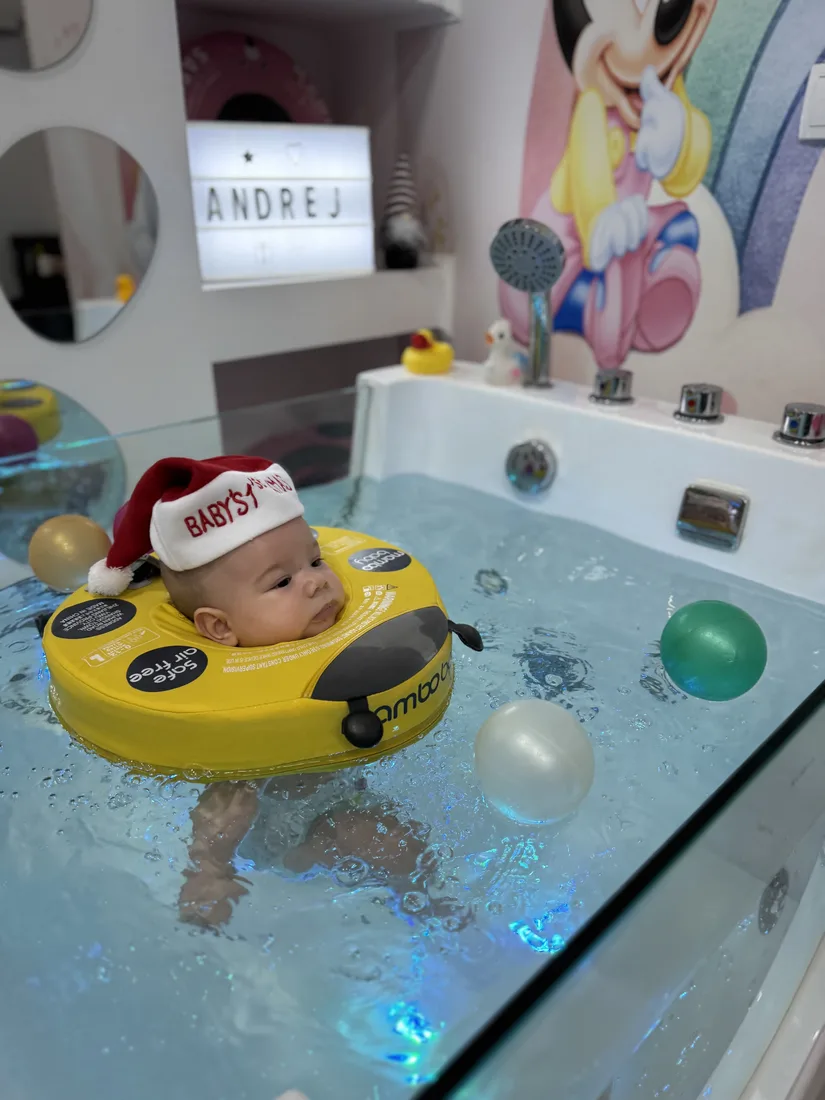 Opuštena beba plovi na površini tople filtrirane vode — baby spa Pančevo