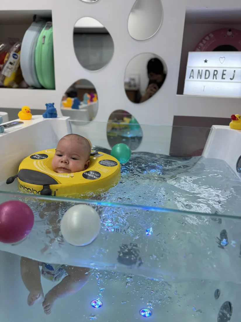 Beba diše dublje u toploj vodi i širi kapacitet pluća — baby spa Pančevo