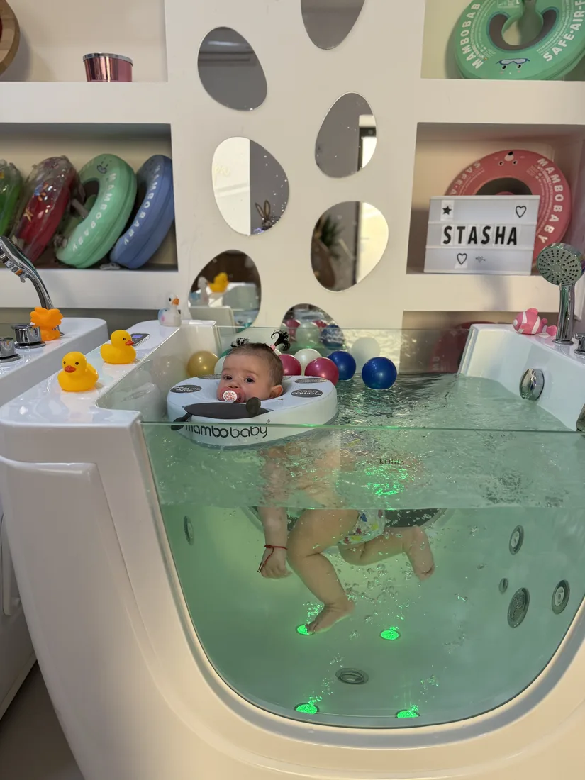 Radoznala beba Luka istražuje toplu vodu u kadici — baby spa Pančevo