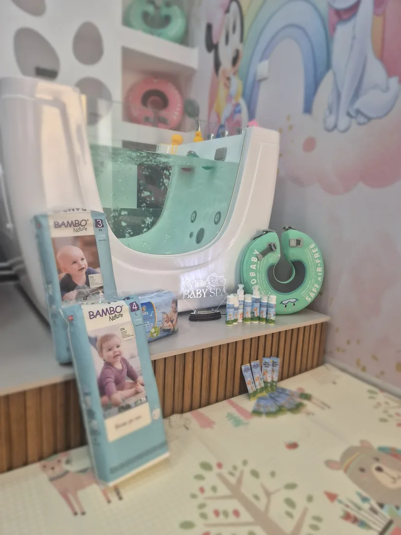Beba okružena sitnim mehurićima poput zvezdane prašine — baby spa Pančevo