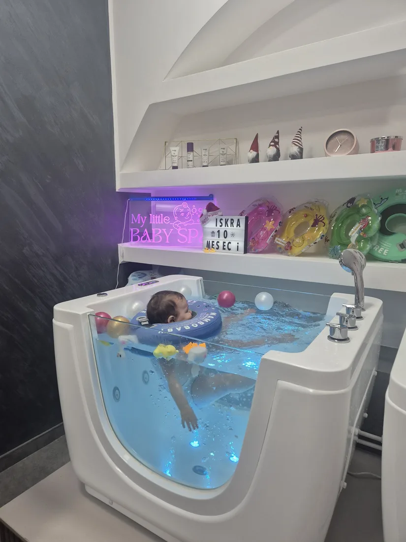 Beba na svojoj prvoj spa kupci u toploj filtriranoj vodi — baby spa Pančevo