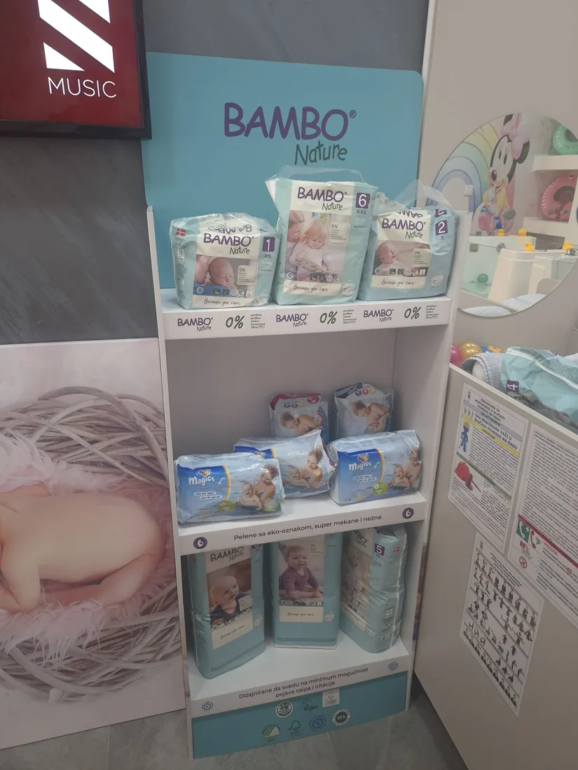 Beba pliva kao mala sirena u toploj kadici — baby spa Pančevo
