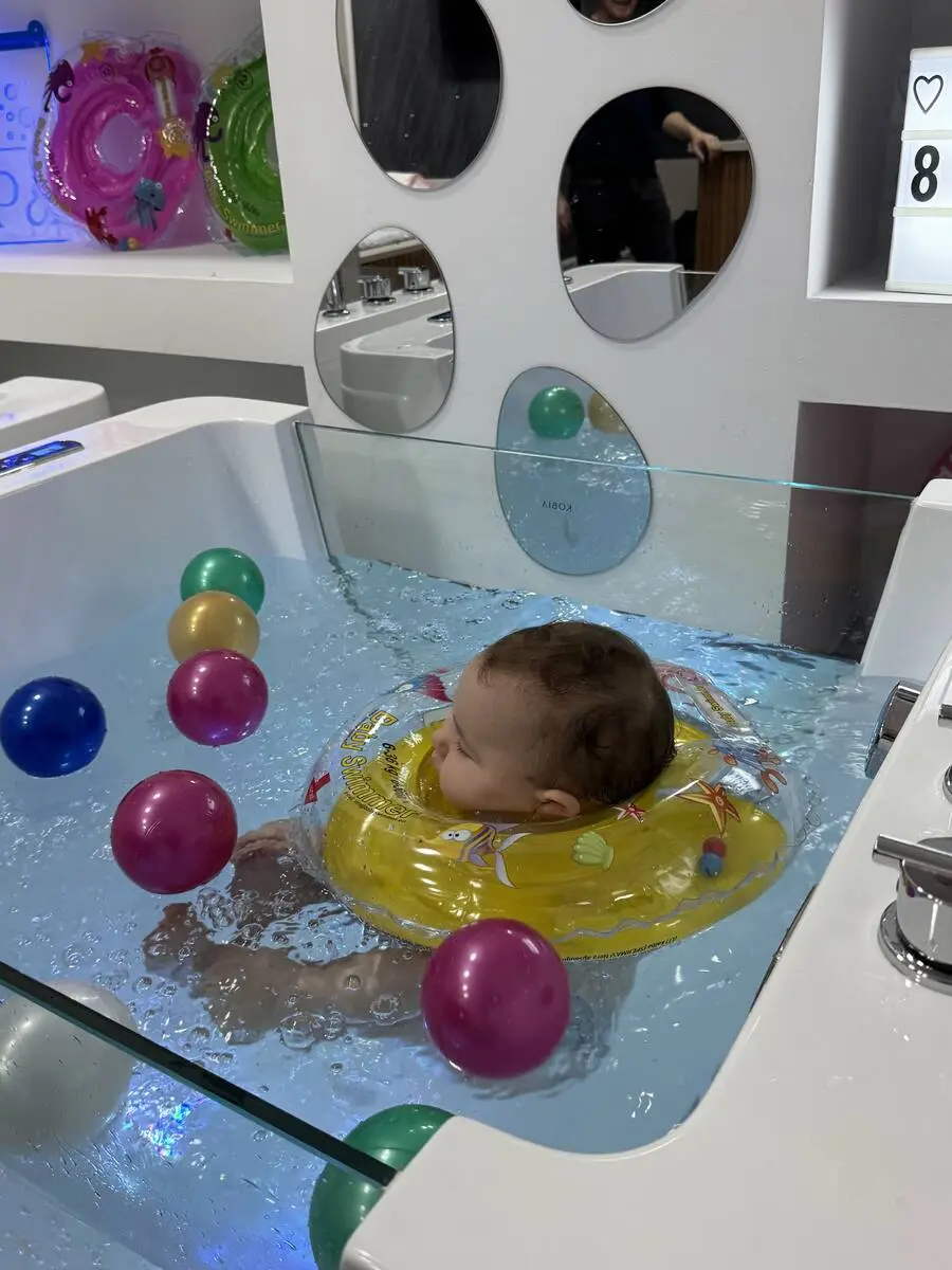 Beba pluta u LED kadici tokom baby spa tretmana