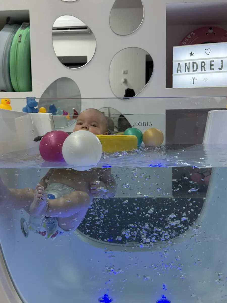 Beba Andrej u baby spa kadici u Pančevu