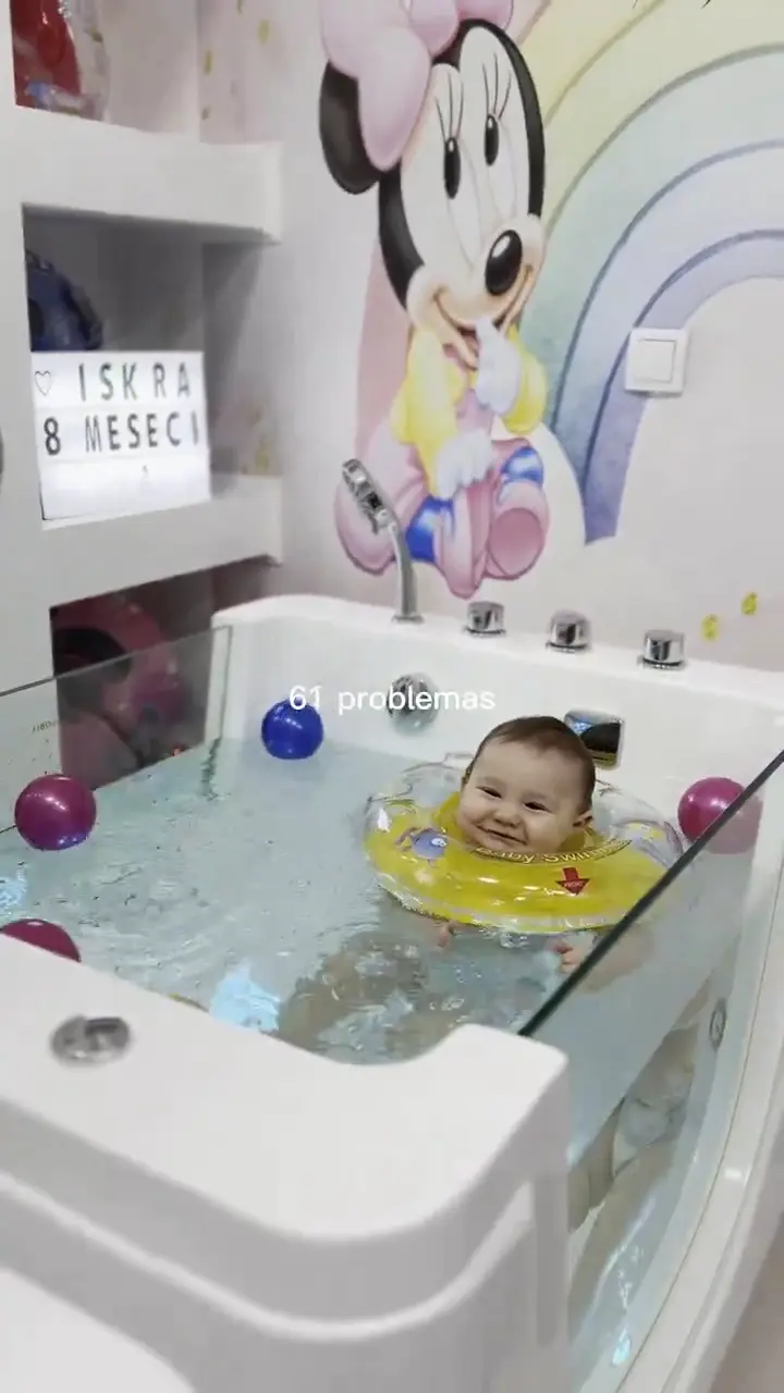 Video: beba pluta na talasima tokom baby spa tretmana u Pančevu