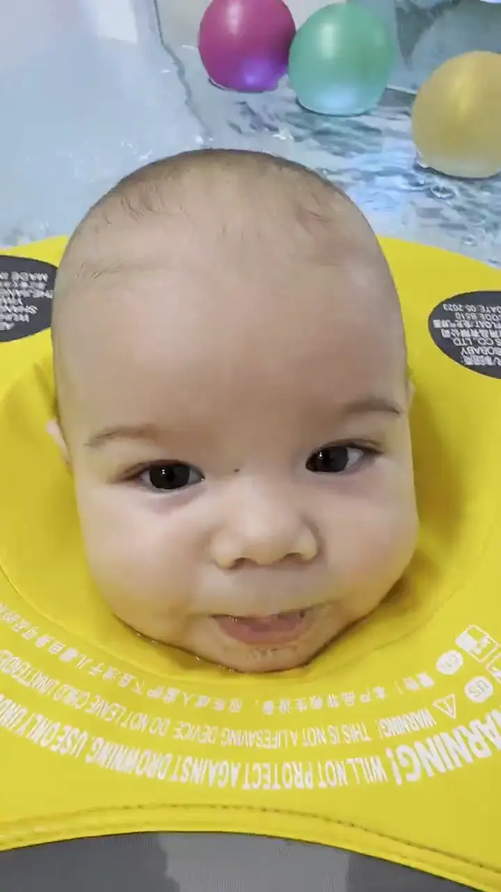 Video: beba uživa u nežnoj hidromasaži u toploj vodi — baby spa Pančevo