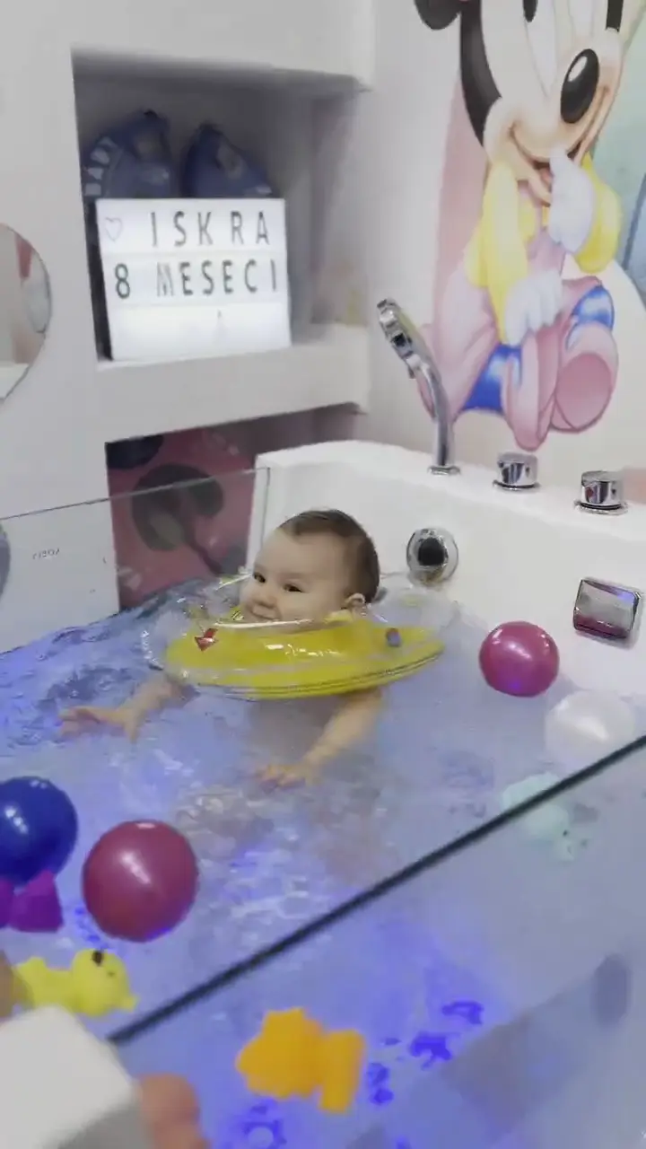 Video: nasmejana beba se ljulja na blagim talasima kadice — baby spa Pančevo