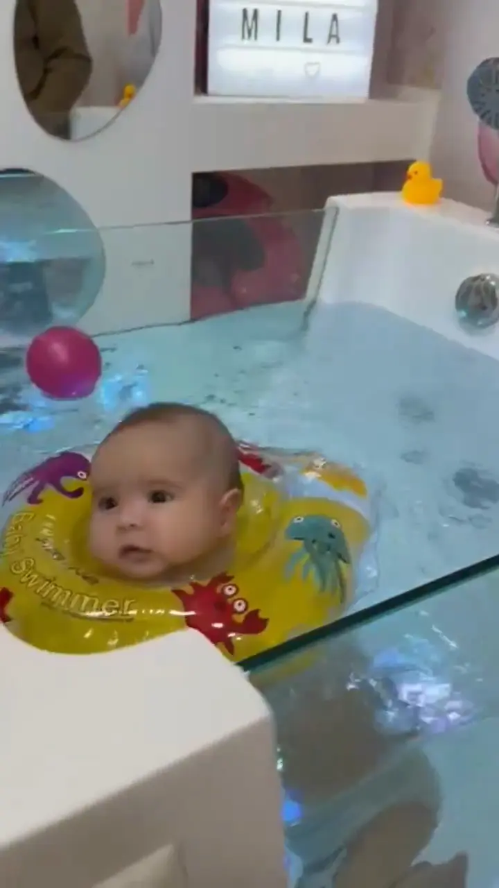 Video: beba pravi prve zamahe ručicama u toploj vodi — baby spa Pančevo