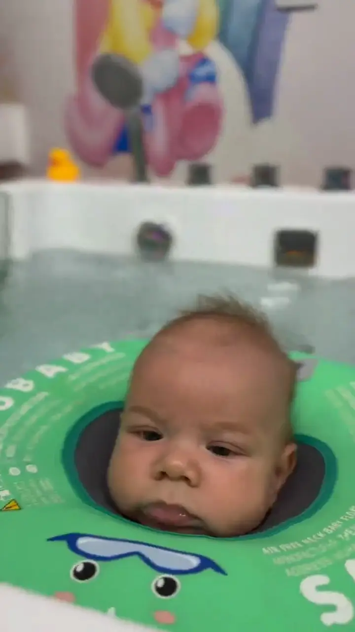 Video: srećna beba među toplim mehurićima vode — baby spa Pančevo